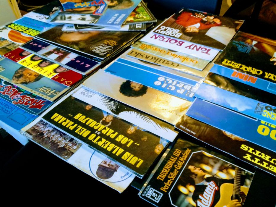 Colectie discuri vinil anii 1960 Prețul fix Se vinde toată colecția.