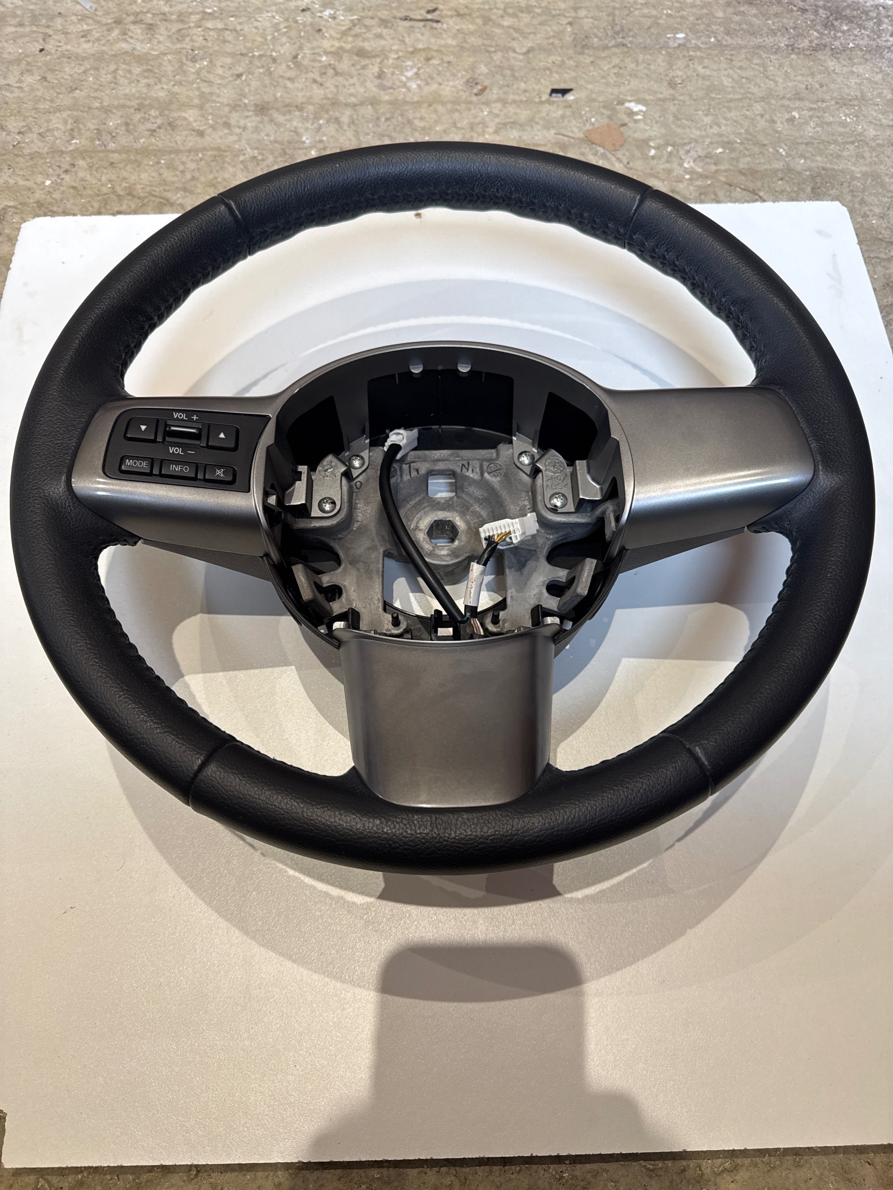 Mazda 2 кожен волан Мазда 2