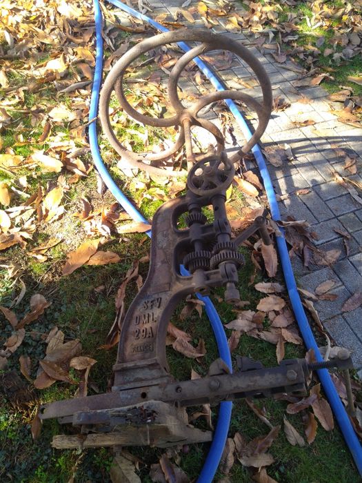 Продавам антикварна Френска ръчна настолна бормашина с менгеме