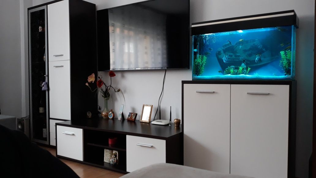 Vând acvariu 50 l cu pesti