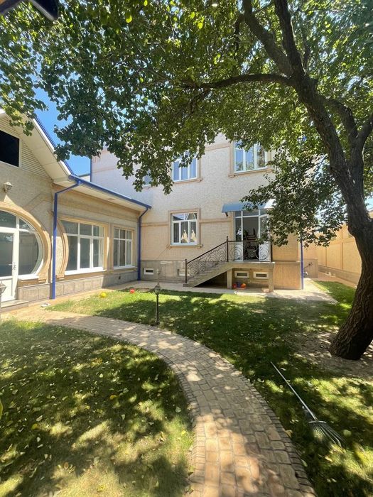 Сдается евро-дом центр Луначарского 8-соток 3-уровень 9-комн офис сади