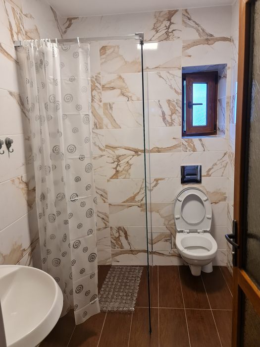 Închiriez camere la villă.