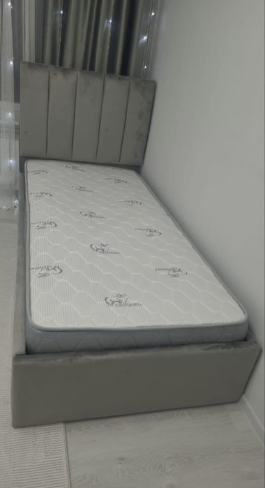 Продам 2 односпальные кровати с матрасами, почти новые