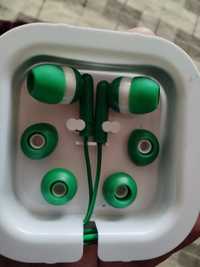 Зелени слушалки в кутия
