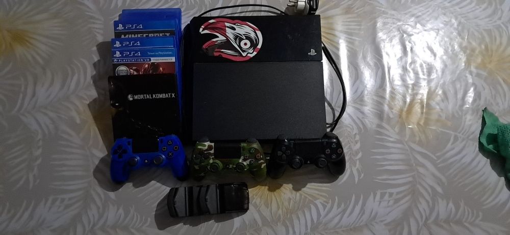 Playstation 4                                                        .