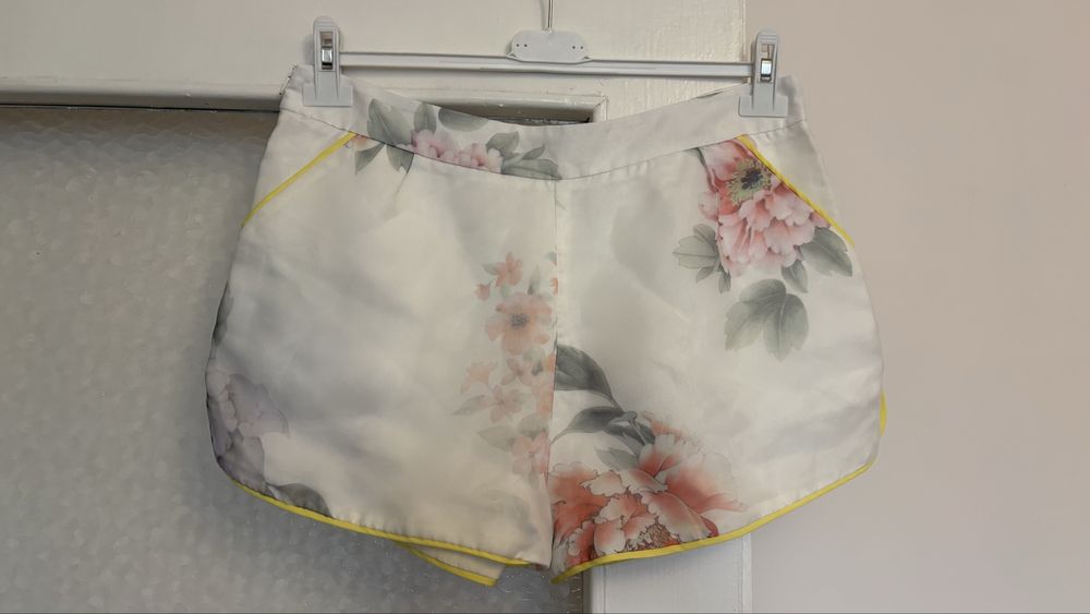 Сет къси панталони и туника от сатен и шифон