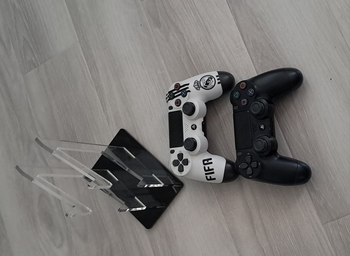PS4 Slim 1TB  2 оригинальных геймпада + 3 диска + Cyberpunk 2077


--