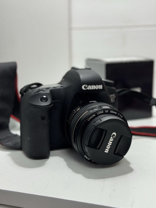 Фотоаппарат Canon с портретным светосильным объективом