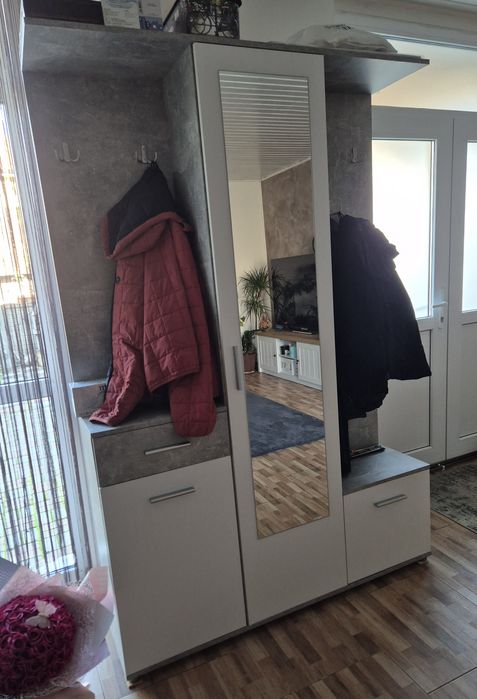 Cuier hol cu oglinda