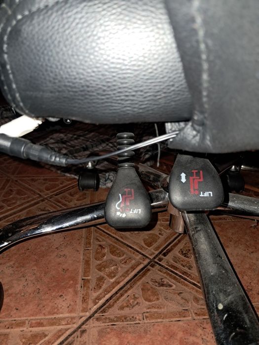 Vând scaun birou din piele cu masaj