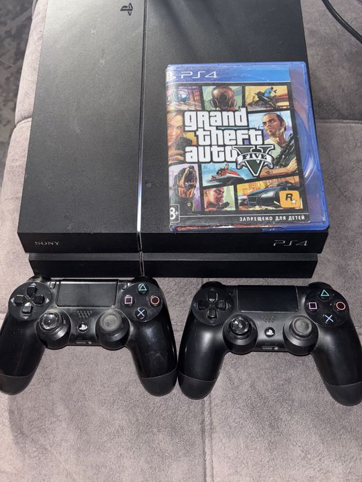 PS4 в хорошем состояние