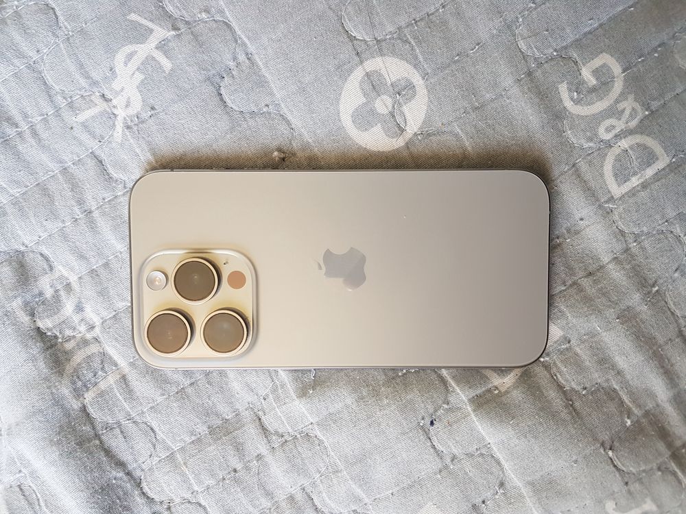 Продаю IPhone 15 Pro