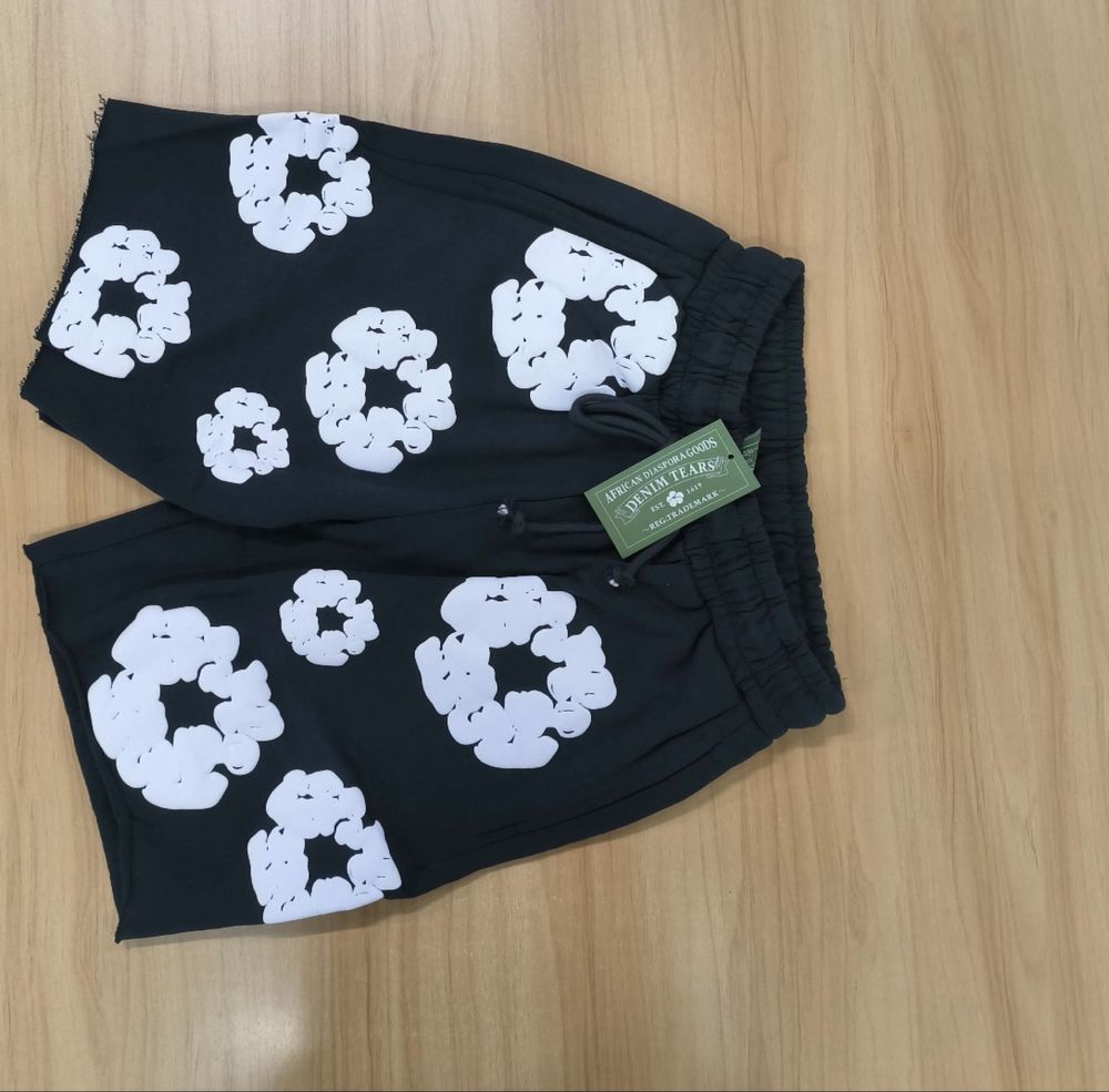 Den tears shorts black and white