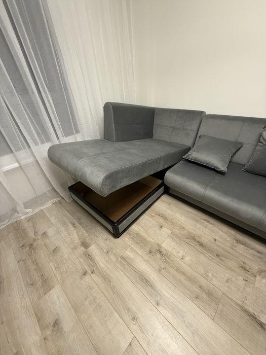 Разтегателен ъглов диван с места за съхранение и 2 бр. възхлавници
