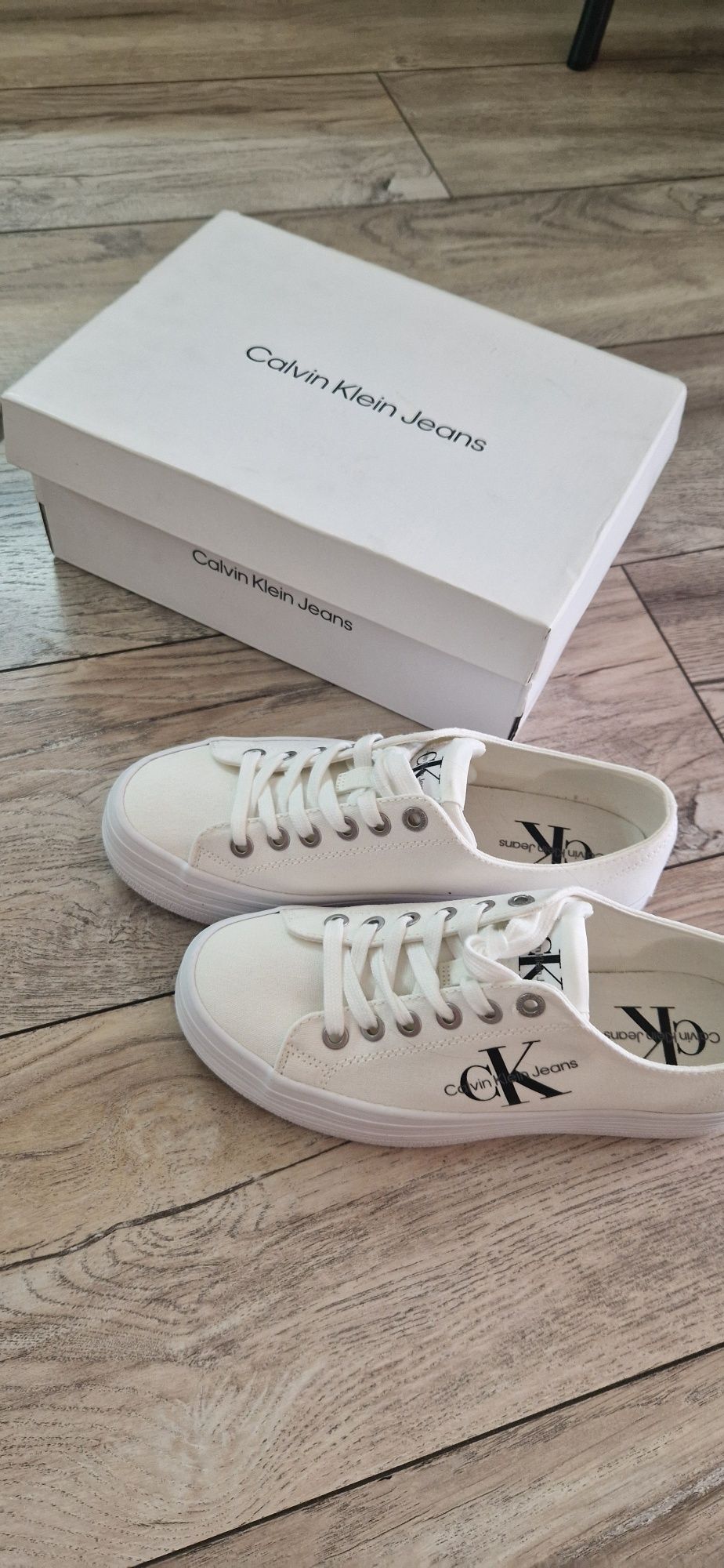 Бели дамски кецове Calvin Klein, 37 номер