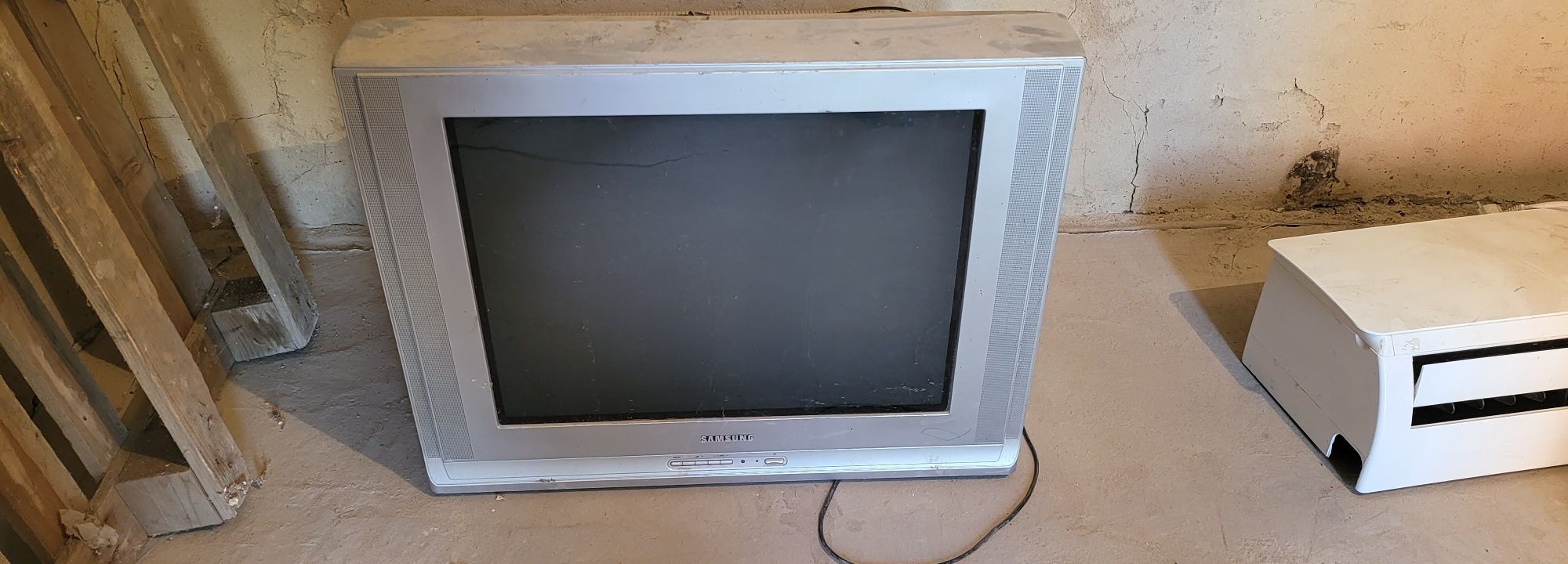 Продаётся старый телевизор  за 10 000 тенге торг есть