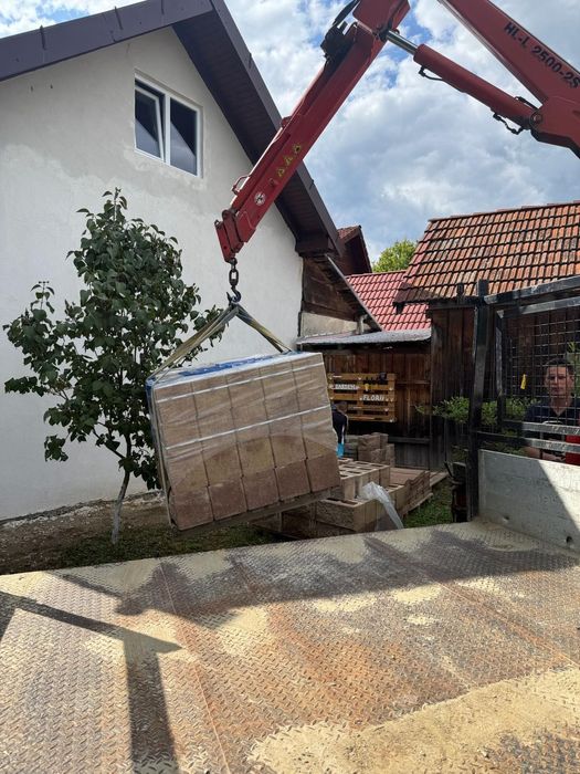 Autoutilitara cu macara