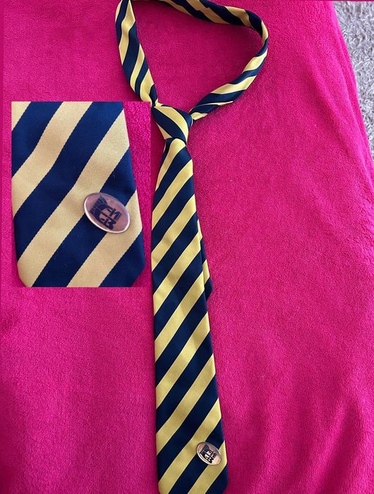 Продавам униформи на ЕГ “Иван Вазов” – почти нови