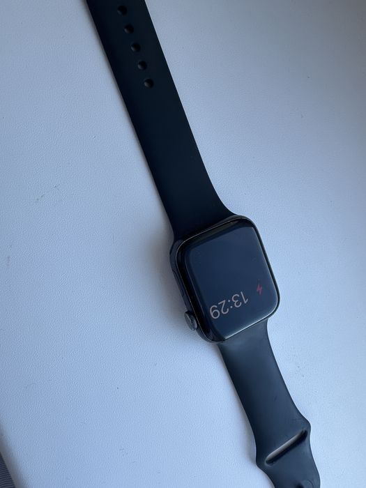 Продам Apple Watch SE