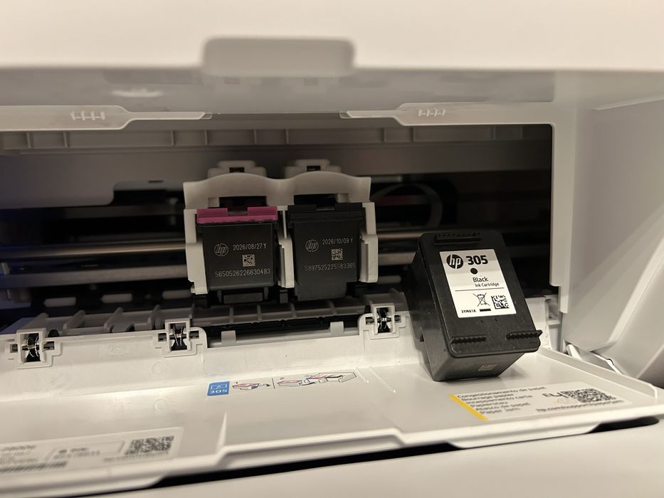Vand hp deskjet 2820e cu tot cu cartus. Este noua