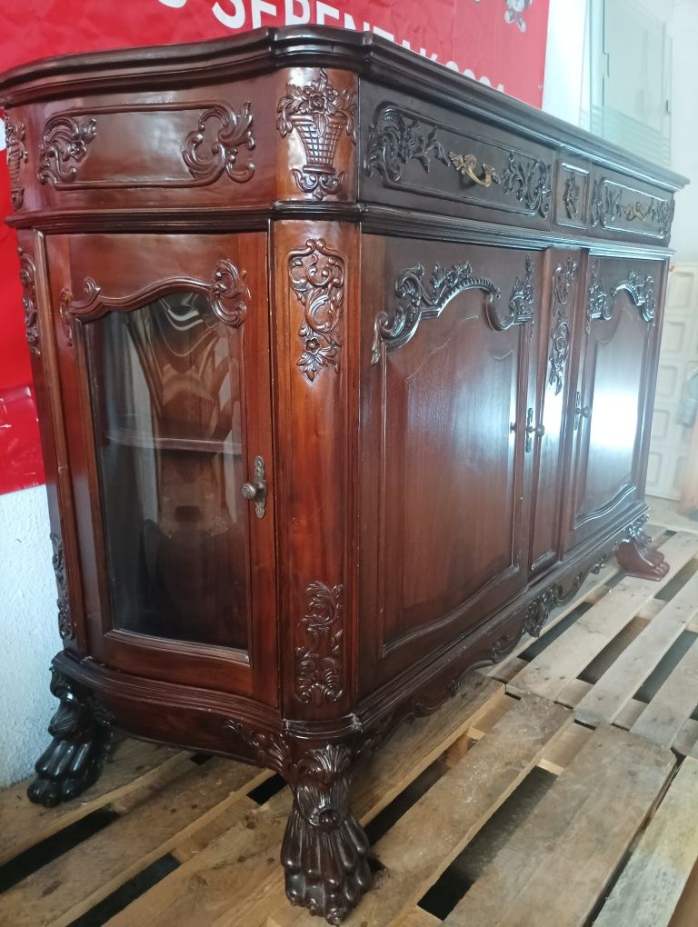 Индонезийски красив шкаф
