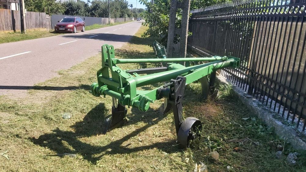 Vand tractor Fendt, semanatoare, plug, batoza, prasitoare, tocator