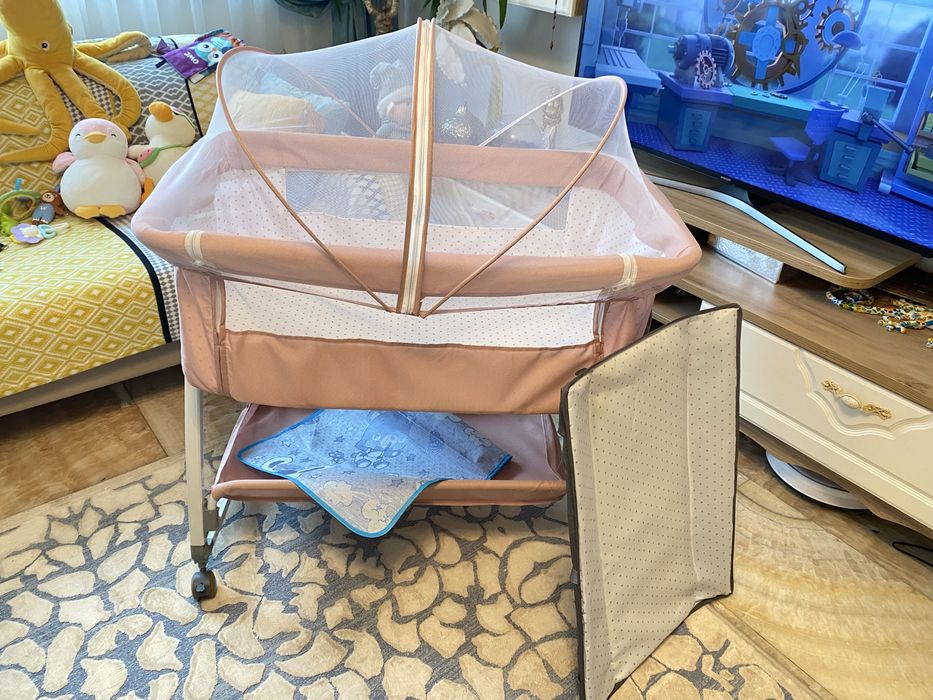 Pătuț 3 în 1 cu saltea, masă de schimbat, plasa țânțari + depozitare