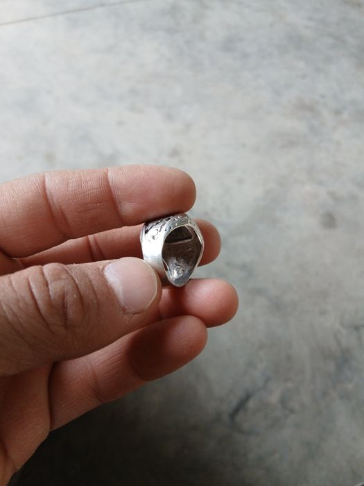 Erkaklar kumush uzigi