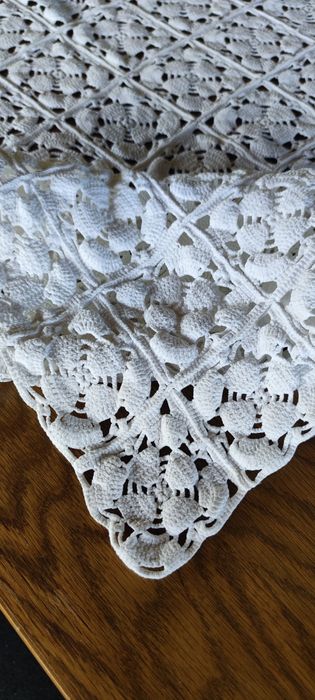 Fata de masa sau cuvertura lucrata manual