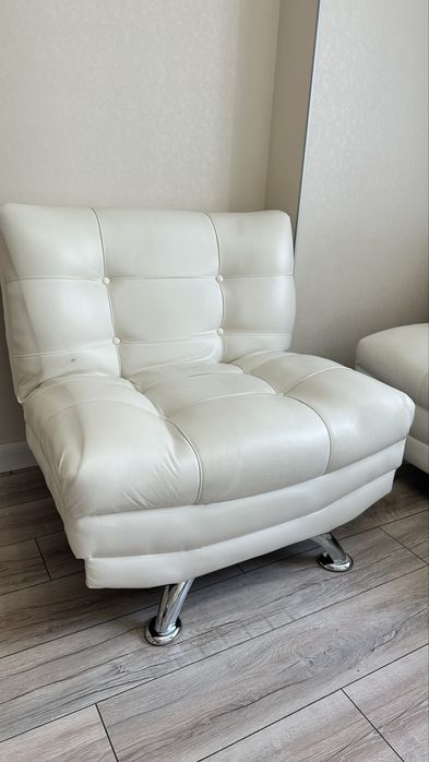 Продам комплект офисной мягкой мебели из эко кожи.