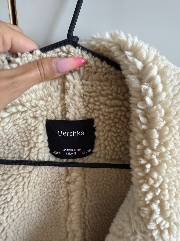 Пухено бежово късо яке Bershka