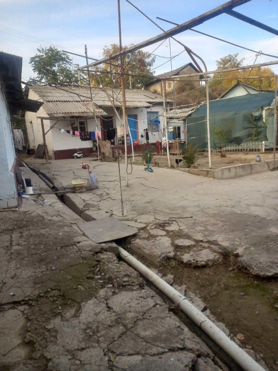 Hovli uy sotiladi