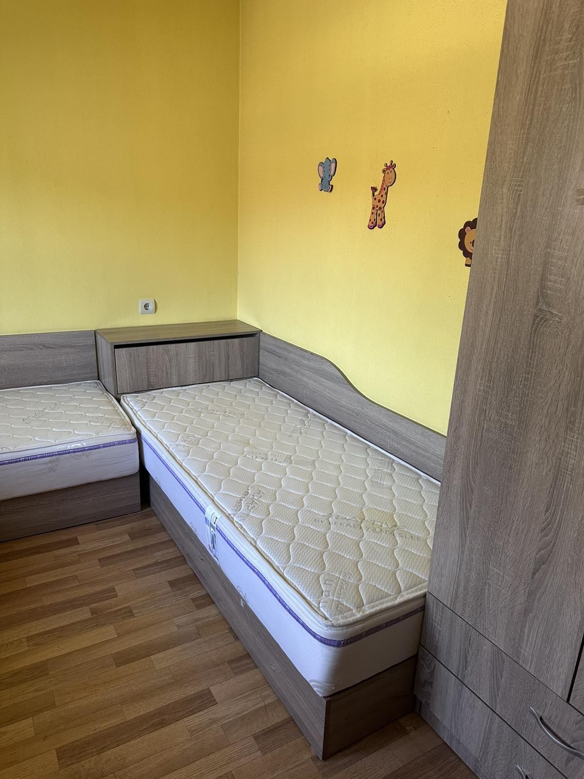 Спалня с гардероб и нощни шкафчета