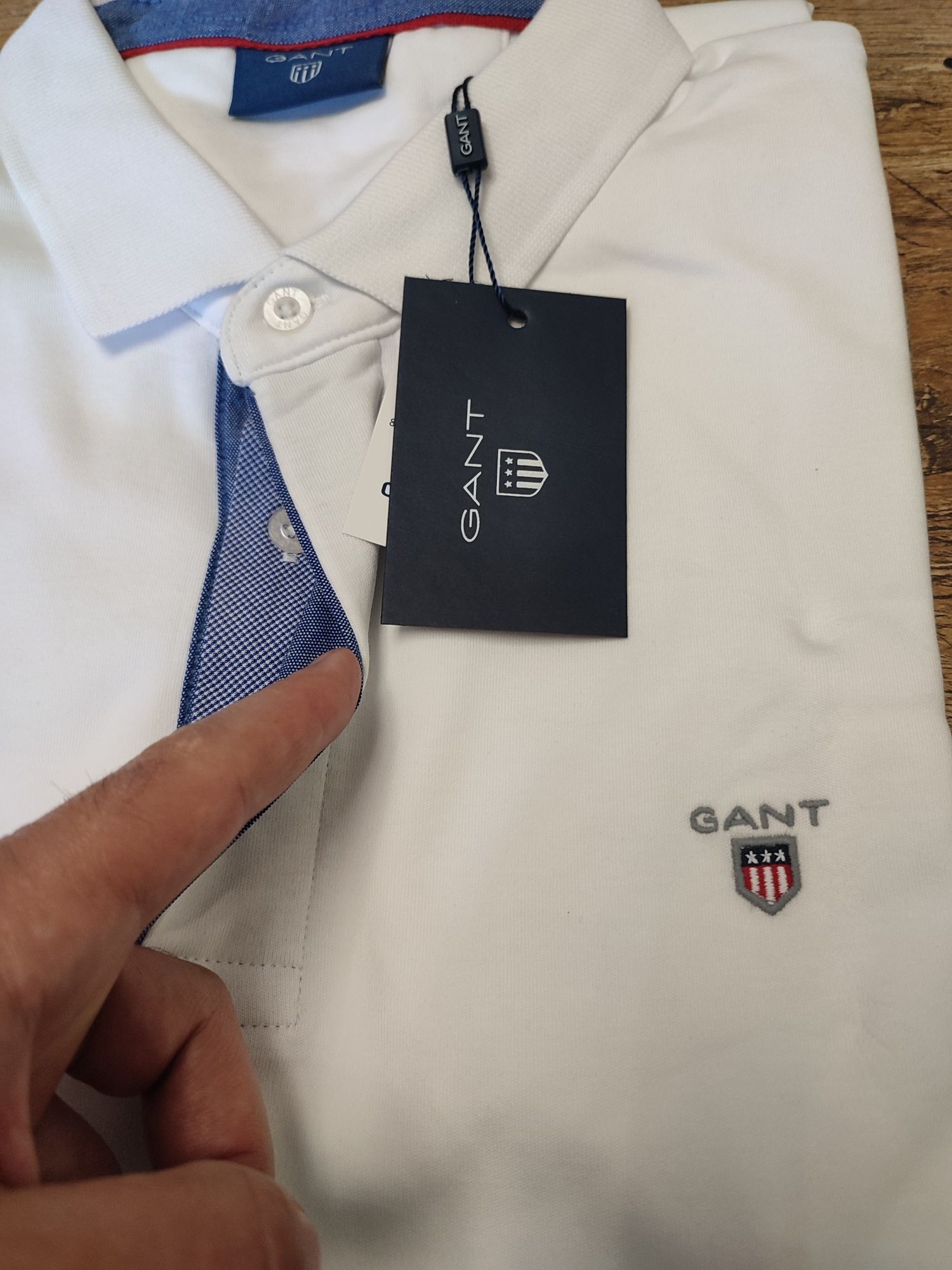 Tricou Gant calitate superioara.