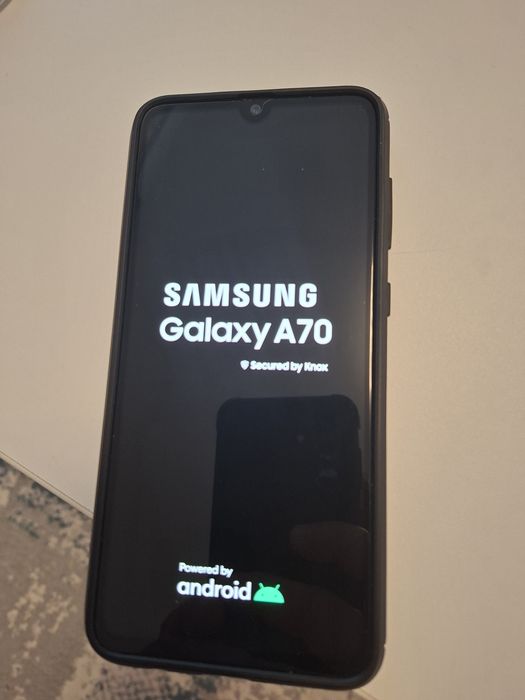 Vand Samsung Galaxy A70 cu stocare de 128GB si 6RAM