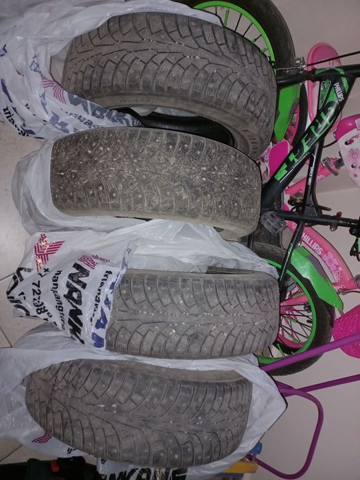 Продам комплект зимней резины (шипы).