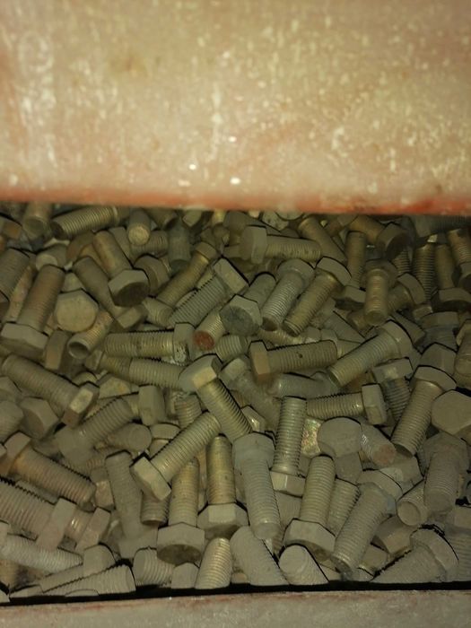 Vând șuruburi și piulițe zincate