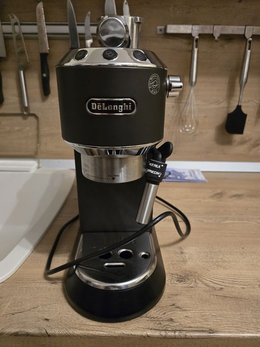 Кафемашина Delonghi Dedica EC685R