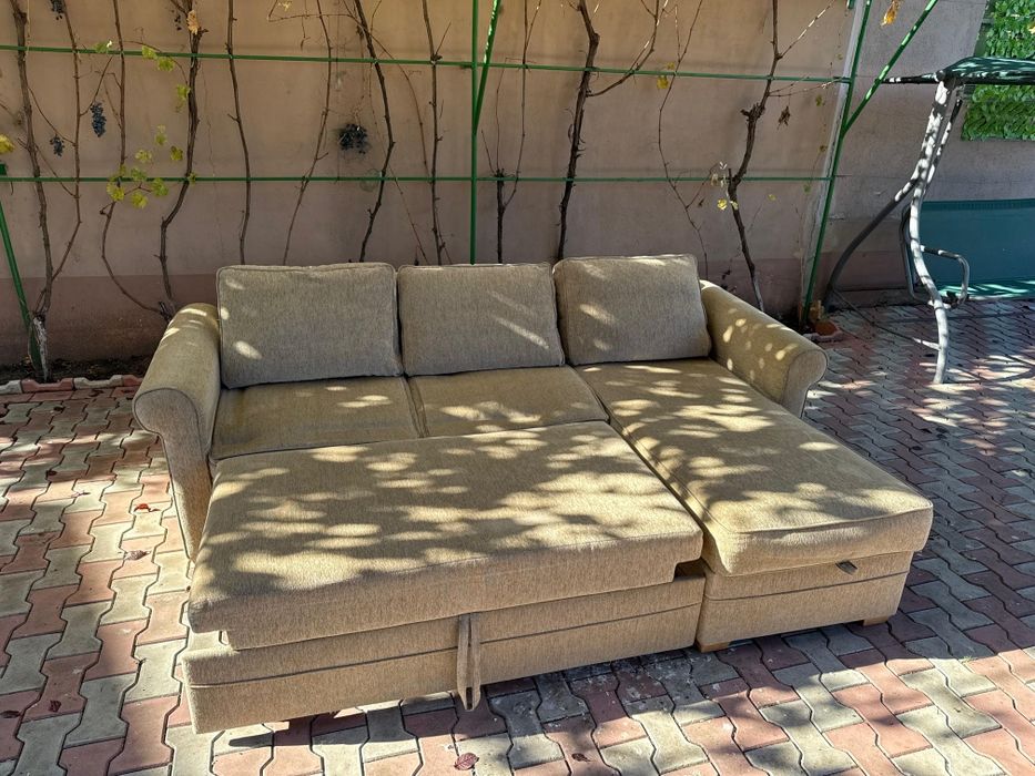 Canapea bej cu picior .Trei perne