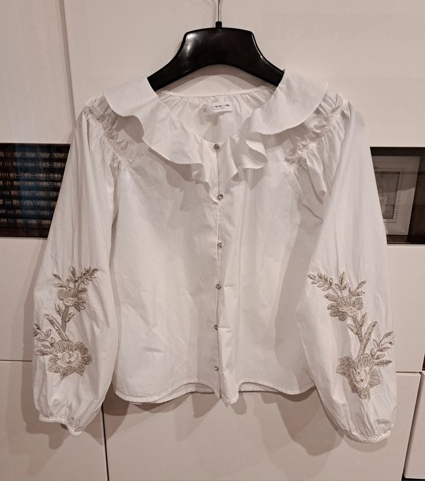 Ie fetite, camașa alba stil ie Zara