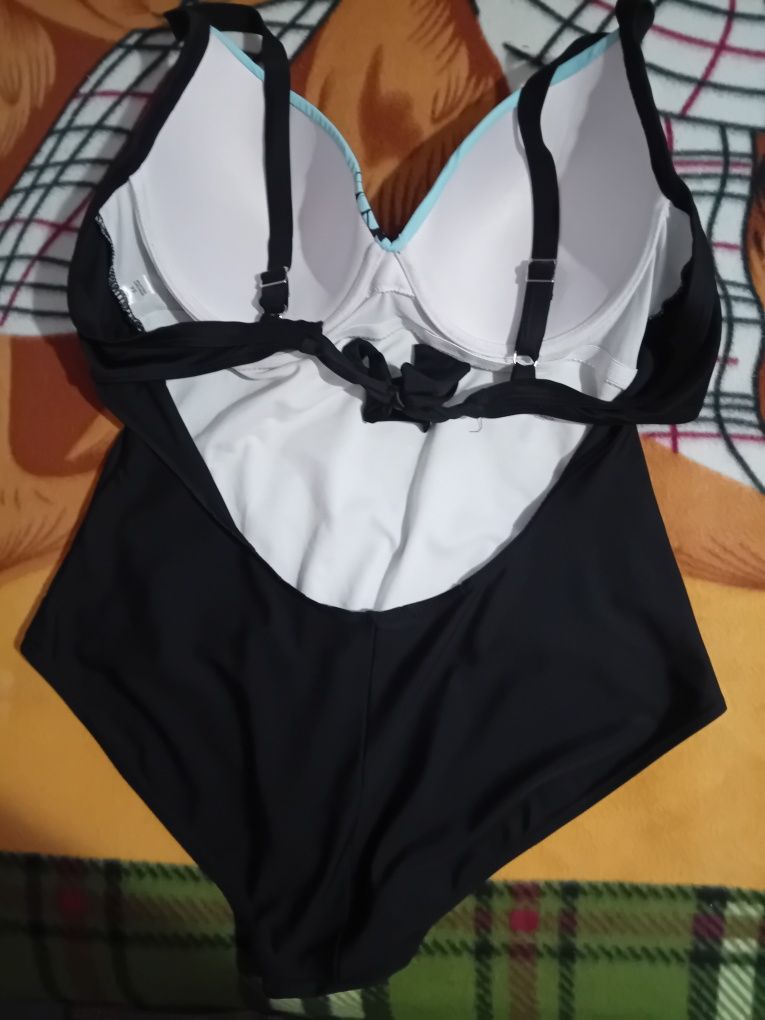 Продавам цял бански размер 54