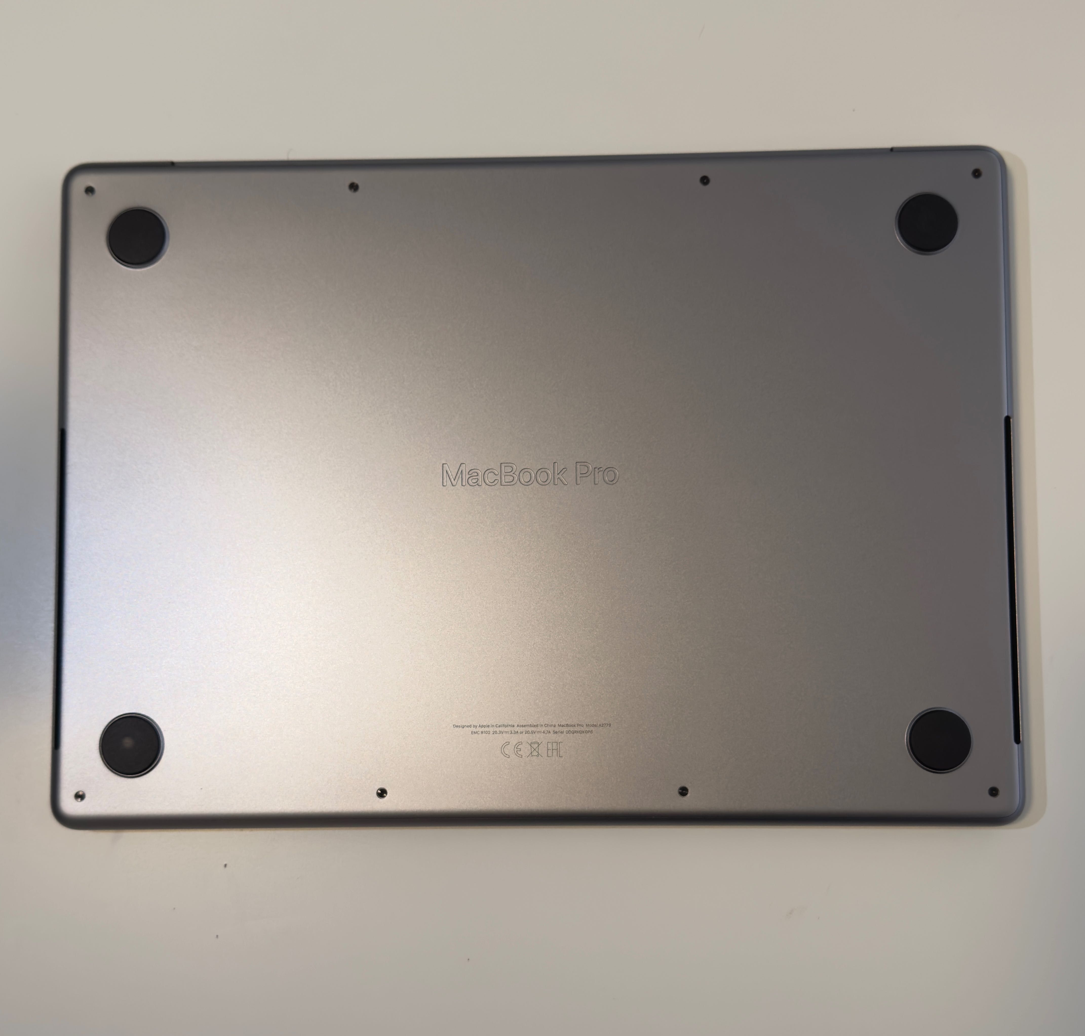 MacBook Pro 14" M2 Pro (2023) – Stare impecabila + Mouse Razer cadou!
