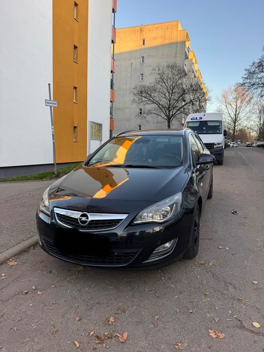 Opel Astra J 2012. Mașina se află în Germania