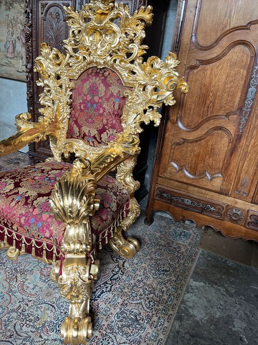 Красив масивен трон / стол