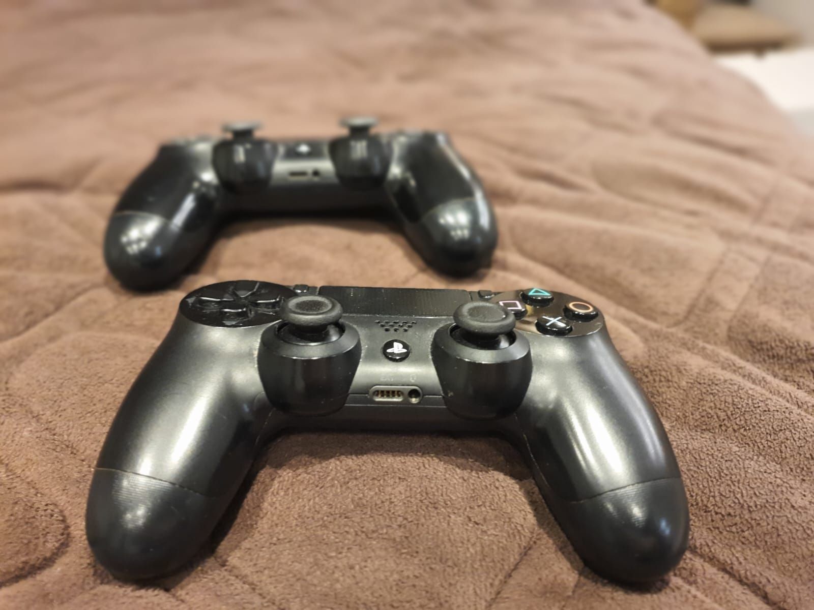 Play Station 4 plus ambele controlere