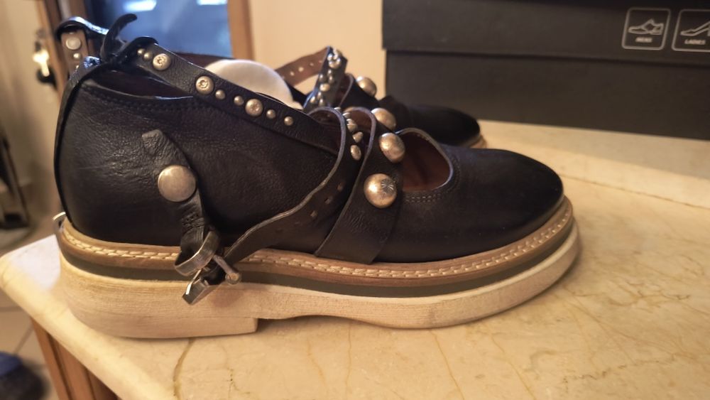 Pantofi brand premium AS 98 cu inscripție pe piele.