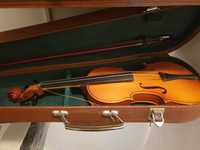 Цигулка с лък и куфар