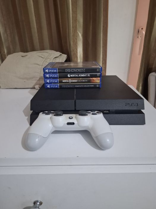 Consolă PS4 + 4 Jocuri - Stare Foarte Bună