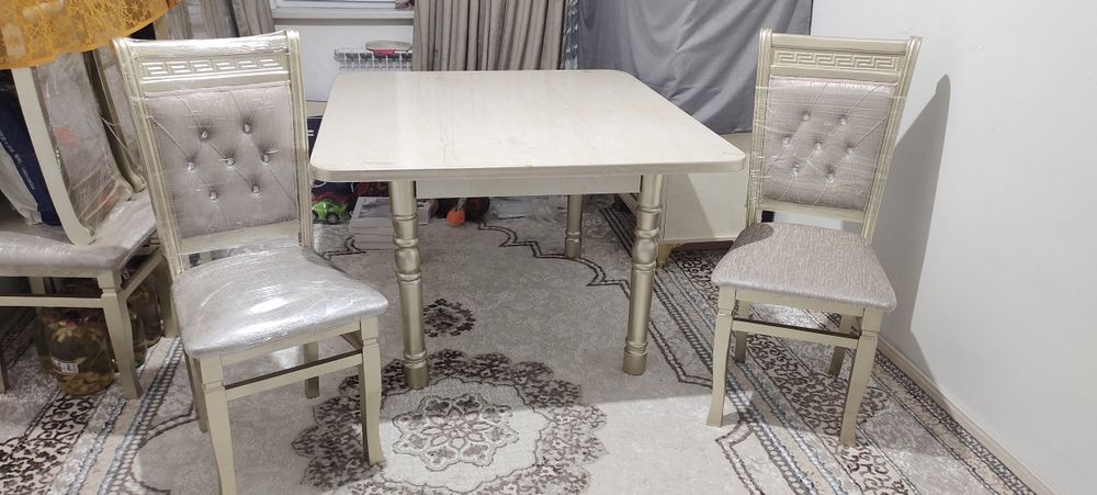 Стол стул сотилади.