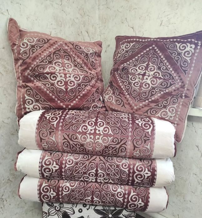 Корпешки и подушки на пол